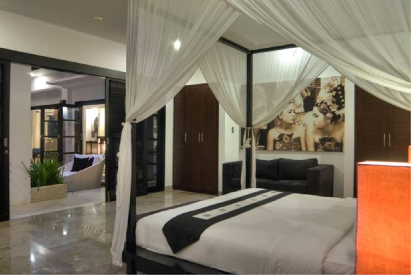 Hotel The 4*